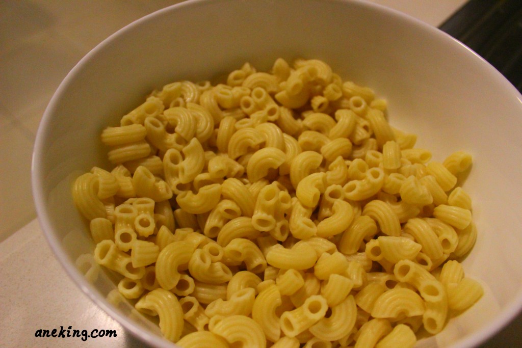 4. Place the macaroni pasta in a bowl.